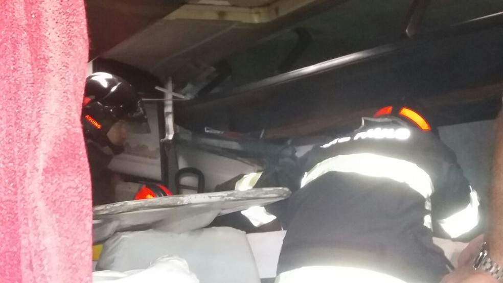 Vítimas ficaram presas às ferragens e foram socorridas pelo bombeiros (Foto: Diego Pereira/Mais Tupã )