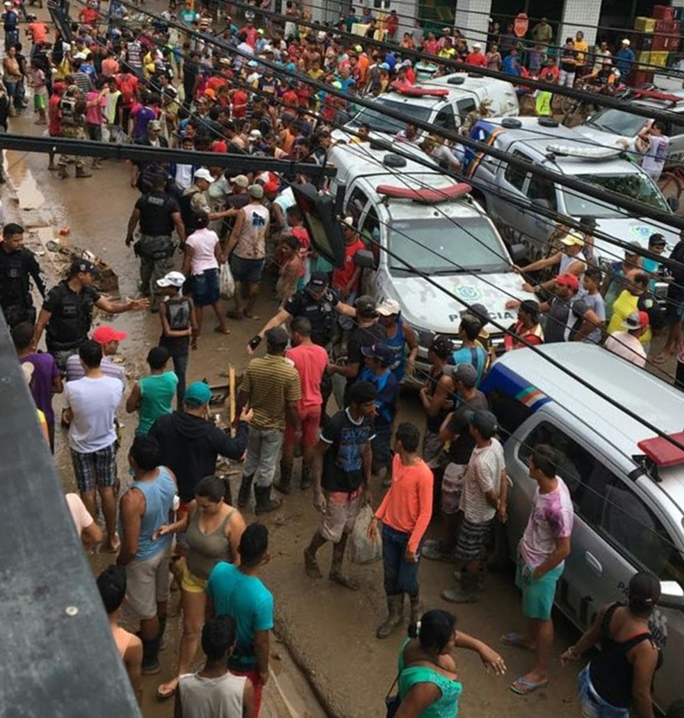 Moradores brigaram por comida em Palmares (Foto: Reprodução/WhatsApp)