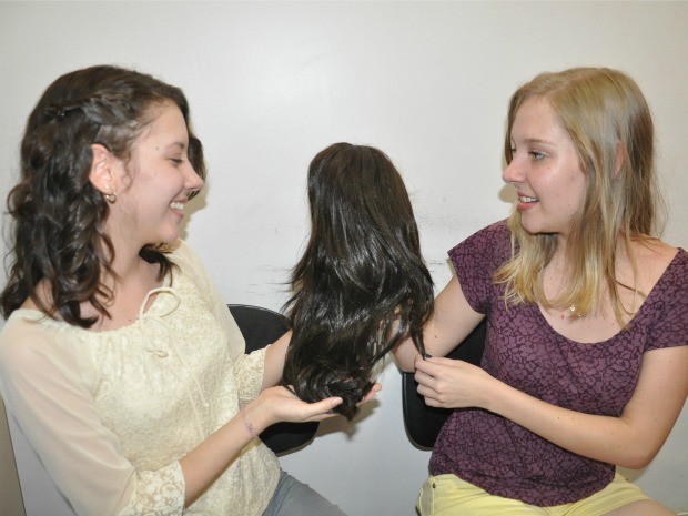 Irmãs cortam e doam cabelo em MS (Foto: Fernando da Mata/G1MS)