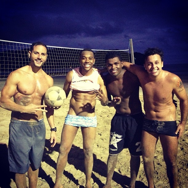 Robinho e amigos, praia de Santos (Foto: Reprodução / Instagram)