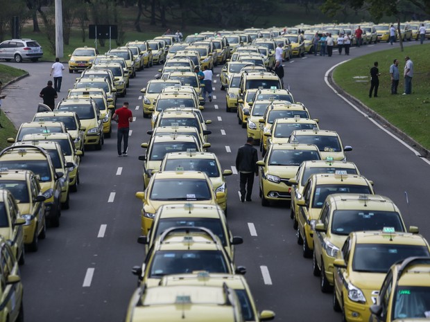 Milhares de taxistas participam de protesto e causam trânsito no Rio (Foto: Fábio Motta/Estadão Conteúdo)