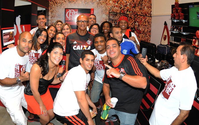 Jayme de Almeida torcida Flamengo tarde de autógrafos (Foto: Alexandre Vidal / Fla Imagem)