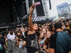Dani Suzuki faz selfie com fãs no Lollapalooza, em São Paulo