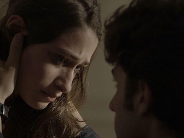 Lais fica desesperada e implora para Rafa esquecer este assunto (Foto: TV Globo) Lais fica desesperada e implora para Rafa esquecer este assunto (Foto: TV Globo)