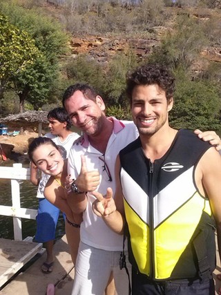 Cauã Reymond, Genilson e Isis Valverde (Foto: Reprodução / Facebook)