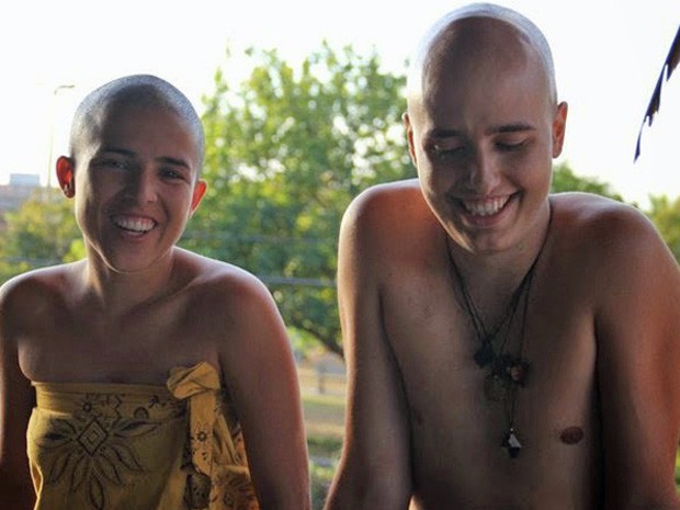 Cíntia Magalhães e William Andery com a cabeça raspada, durante tratamento dele contra o câncer  (Foto: Gustavo Senise/Reprodução)