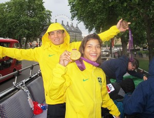 Sarah e Kitadai passeiam por Londres (Foto: Lydia Gismondi / Globoesporte.com)