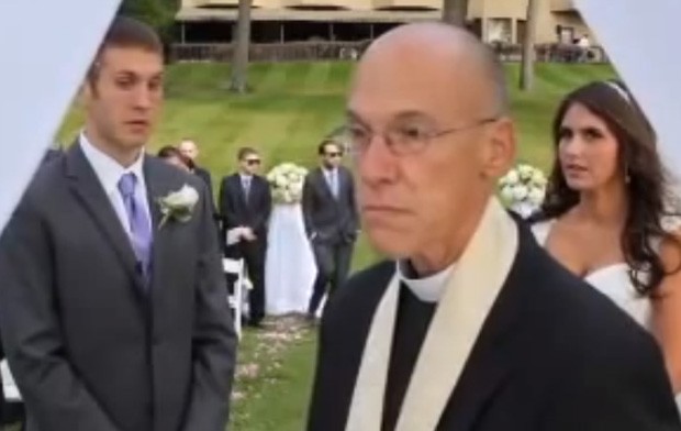 Padre ficou irritado com presença dos fotógrafos no altar e ameaçou parar a cerimônia (Foto: YouTube/Reprodução/Michael Borriello)