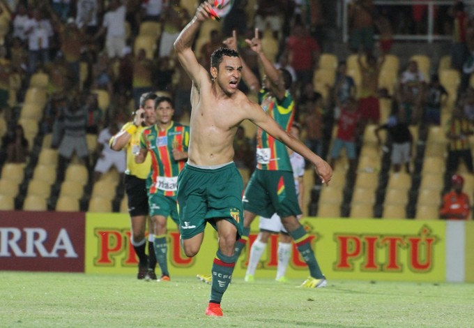 Nádson do Sampaio comemora gol na vitória contra Luverdense (Foto: Biaman Prado / O Estado)
