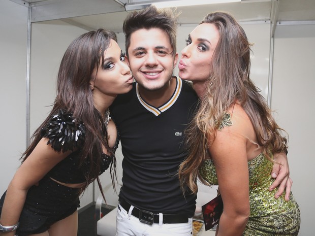 Anitta com com Nicole Bahls e Cristiano Aarújo (Foto: Carlos Ramirez/Divulgação Oficial)