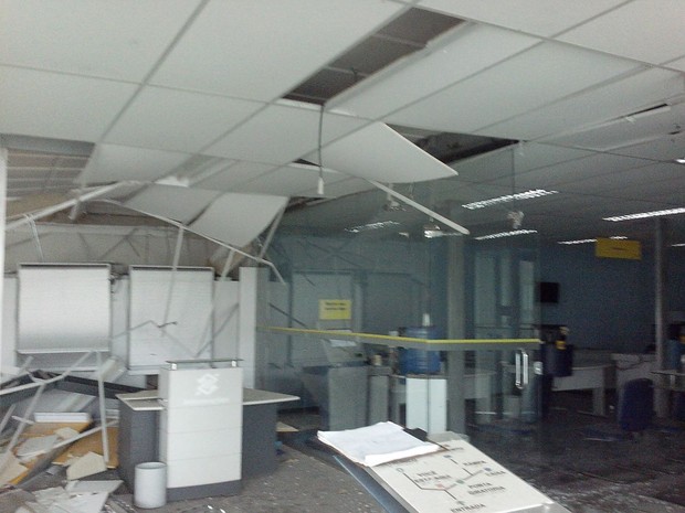Agência do Banco do Brasil foi destruída (Foto: Divulgação/PM-TO)