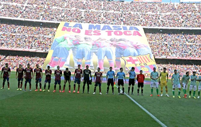 bandeirão La Masia torcida Barcelona (Foto: Reprodução / Twitter)