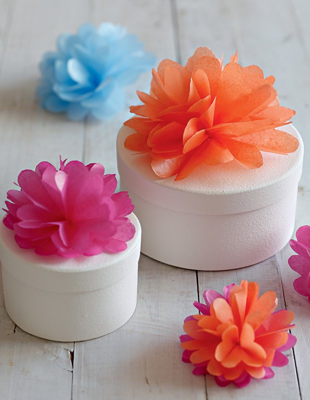 Caixas de MDF pintadas de branco ganharam flores de papel de seda, por Cris GuimarÃ£es (Foto: Elisa Correa/Editora Globo)