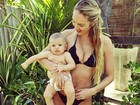Candice Swanepoel mostra corpão de biquíni 3 meses após dar à luz