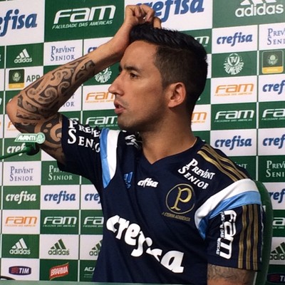 Barrios entende pressão da torcida e pede calma: 'Vamos brigar até o fim'