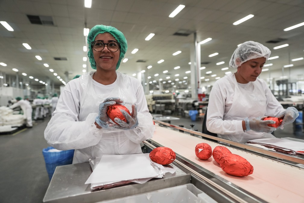 Fernanda da Silva Farias trabalha embalando um ovo a cada 10 segundos: “Tudo tem uma prática. Em um dia eu já tinha pegado o jeito”, conta  (Foto: Fábio Tito/G1)
