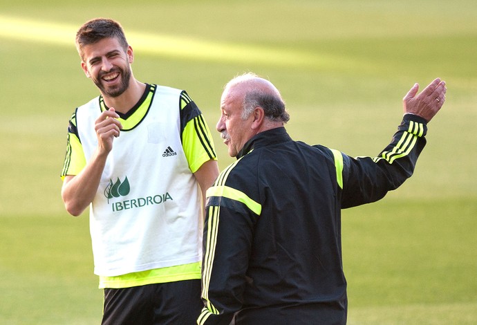 Pique e Del Bosque Espanha (Foto: Agência AFP )