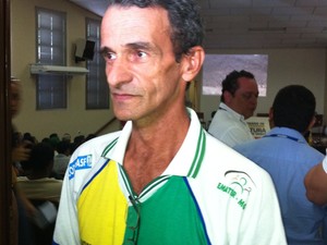 Valdir Fernando é presidente da Associação de Apicultores de Mato Verde (Foto: Henrique Corrêa/G1)