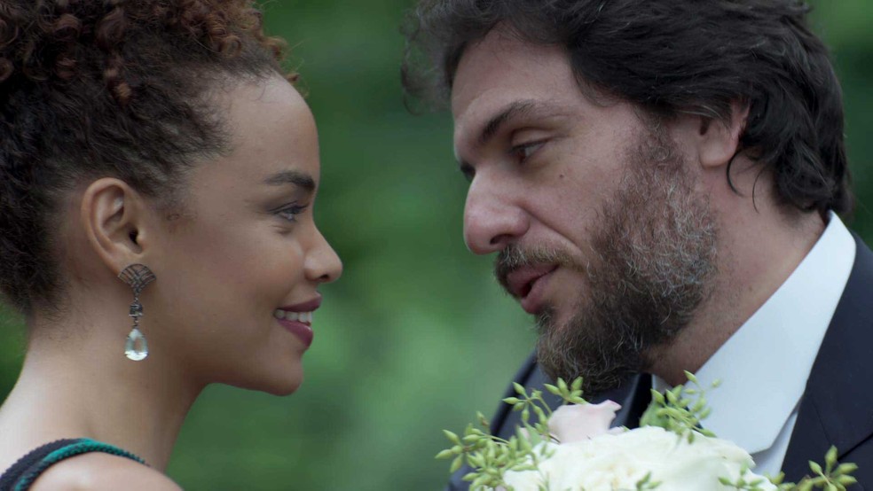 Leila pede Caio em casamento (Foto: TV Globo)