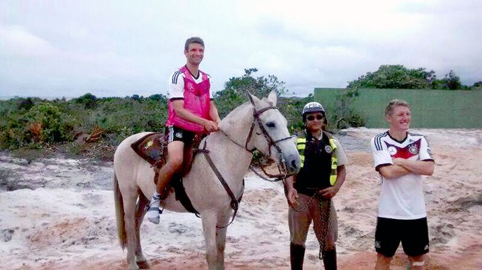 Schweinsteiger e Müller andando a cavalo treino Alemanha (Foto: Divulgação)