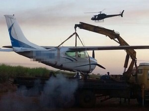 Avião monomotor foi levado para aeroporto em Santa Helena de Goiás (Foto: Divulgação/Graer)