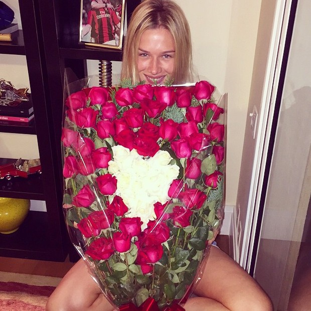 Fiorella Mattheis ganha flores de Alexandre Pato (Foto: Instagram/ Reprodução)