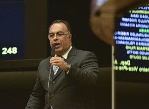 O deputado André Vargas (PT-PR) discursa na Câmara. Ele pediu licença após denúncias sobre seu envolvimento com o doleiro Alberto Youssef (Foto: José Cruz/Abr)