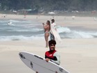 Caio Castro surfa em praia do Rio de Janeiro