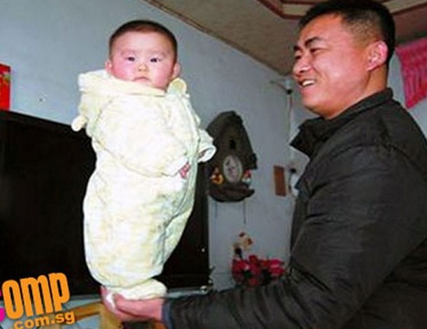 Bebê virou sensação entre internautas chineses por sua incrível capacidade de ficar em pé (Foto: Reprodução)