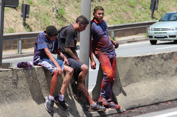 Homens que estavam no caminhão ficaram sujos de tinta (Foto: Alex Falcão/Futura Press/Estadão Conteúdo) Homens que estavam no caminhão ficaram sujos de tinta (Foto: Alex Falcão/Futura Press/Estadão Conteúdo)