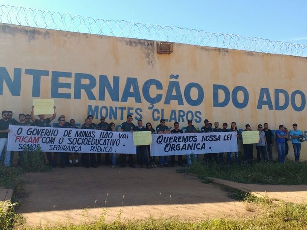Servidores se reúniram em frente ao Csensa (Foto: Sindpublicos/Divulgação)