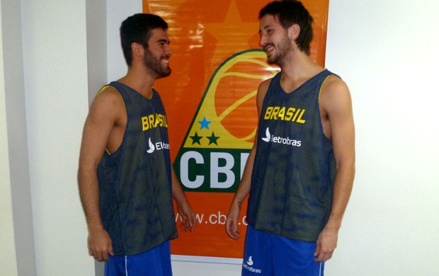 Gegê conversa com Elinho durante apresentação da seleção de novos (Foto: Divulgação/CBB) Gegê conversa com Elinho durante apresentação da seleção de novos (Foto: Divulgação/CBB)