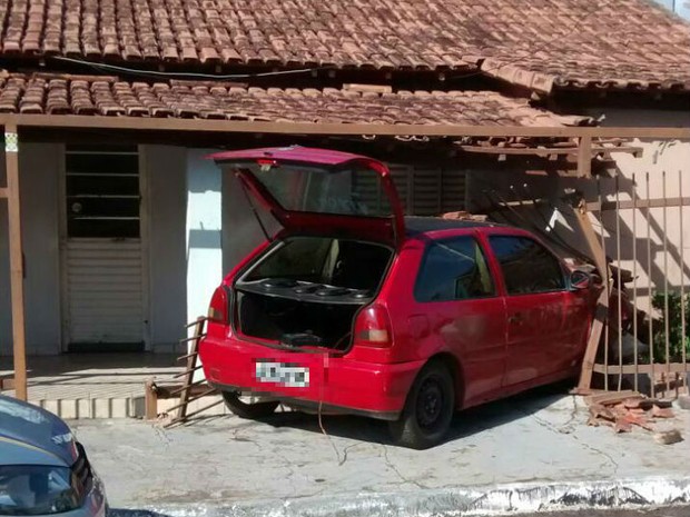 Carro invade casa no centro de Gurupi e motorista foge (Foto: Divulgação/PM)