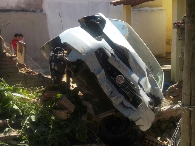 Carro desgovernado cai em quintal de casa em Cachoeira Paulista (Foto: Divulgação/PM)