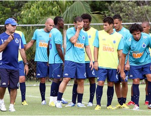 Marcelo Oliveira orienta treinamentos na Toca II (Foto: Maurício Paulucci / Globoesporte.com)