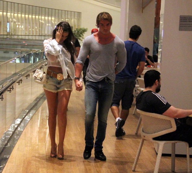 Thor Batista e a namorada em shopping no Rio (Foto: Marcus Pavão/AgNews)
