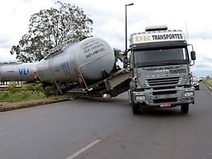 G1 Carreta tomba na BR 050 e complica o trânsito em Uberlândia MG