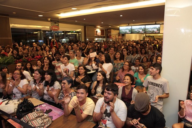 Plateia lotada durante show de Tiago Iorc em shopping no Rio (Foto: Isac Luz/EGO)