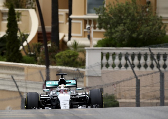 Lewis Hamilton em ação com a Mercedes nos treinos livres para o GP de Mônaco (Foto: Reuters)