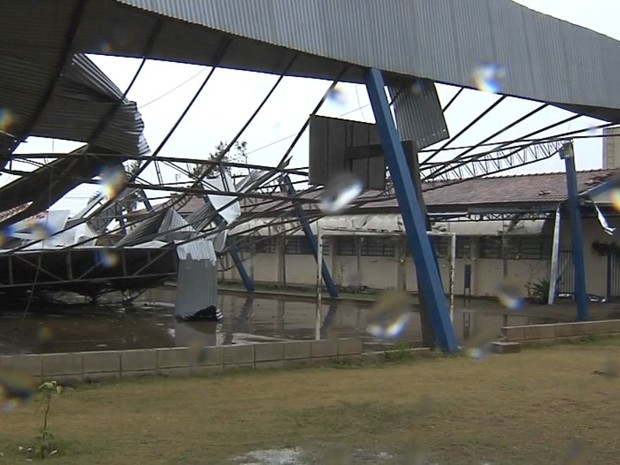 Estrutura de escola ficou destruída em Marília (Foto: Reprodução / TV TEM)