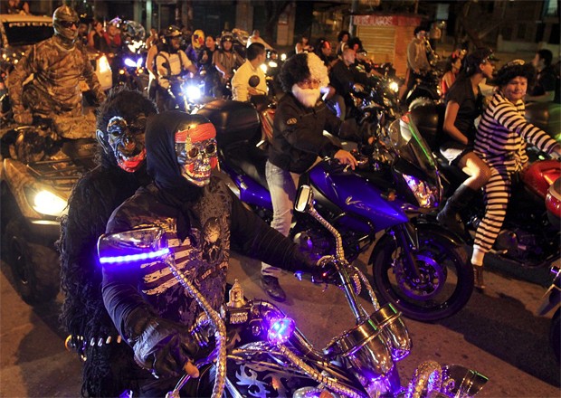 Moto-Halloween Party 2012 na Colômbia (Foto: Jaime Saldarriaga/Reuters)