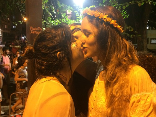 Beijaço foi promovido na Praça São Salvador (Foto: Daniel Silveira / G1)