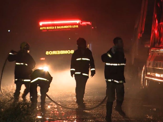 Bombeiros conseguiram apagar as chamas, mas veículo foi queimado por completo (Foto: Reprodução / TV Paraíba)