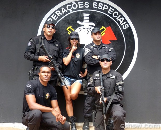 Carol Nakamura posa com os policiais da Tropa de Elite (Foto: Domingão do Faustão / TV Globo)
