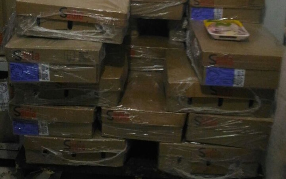 Caixas de carne de frango apreendidas pela polícia  (Foto: Divulgação)