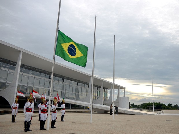 28 de janeiro - Bandeira Nacional é erguida a meio mastro em frente ao Palácio do Planalto, em homenagem às vítimas do incêndio em Santa Maria (RS) (Foto: Pedro Ladeira/AFP)