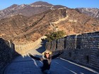 Katy Perry visita Muralha da China e exibe bom alongamento