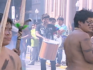 Índios se manifestam em frente ao Palácio Piratini, em Porto Alegre (Foto: Reprodução/RBS TV)