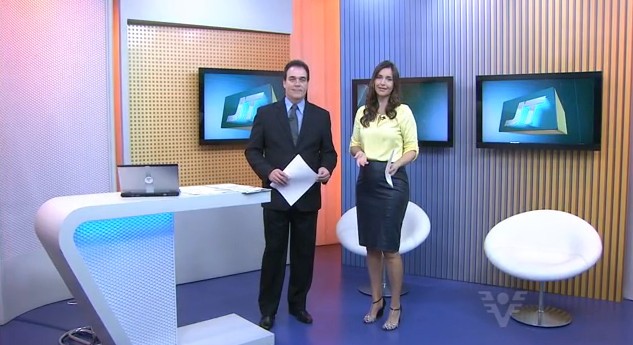 Vanessa Machado e Tony Lamers no Jornal da Tribuna 1ª edição (Foto: Reprodução/TV Tribuna)
