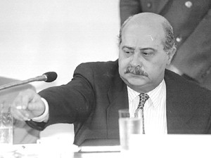 PC Farias durante depoimento na CPI da corrupção, em dezembro de 1993 (Foto: Pisco Del Gaiso/Folhapress) PC Farias durante depoimento na CPI da corrupção, em dezembro de 1993 (Foto: Pisco Del Gaiso/Folhapress)